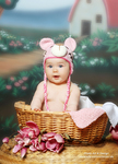 klein-kind-mit-süße-rosa-mütze-im-korb